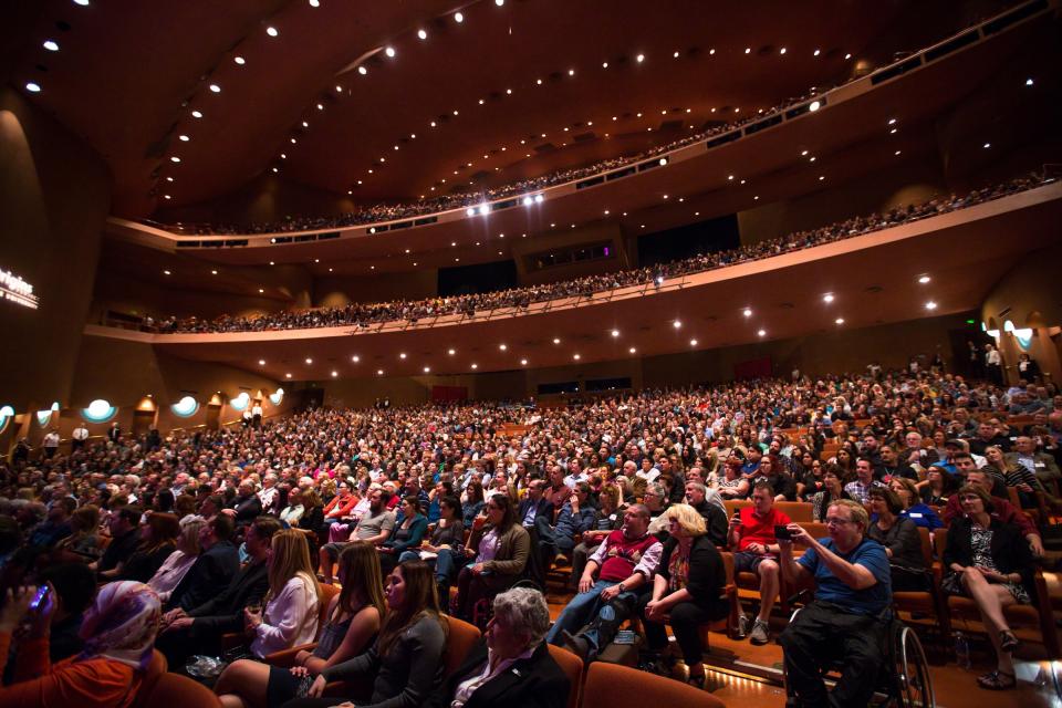 Photo of a 3,000 people crowd in an auditorium